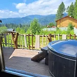 Mountain White House гостинний двір 4*