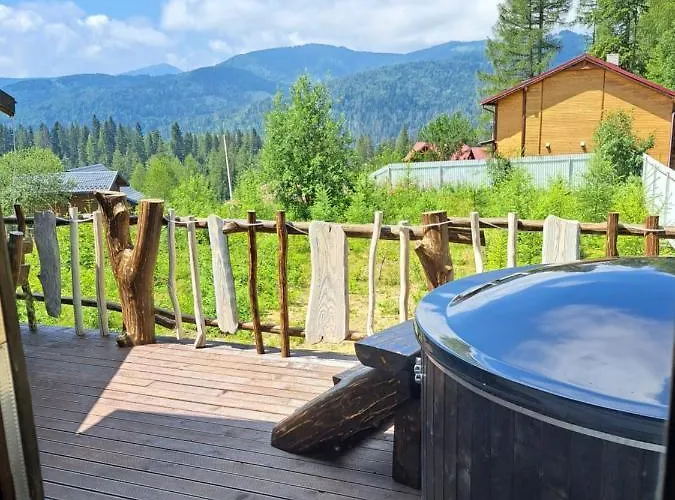 Mountain White House гостинний двір 4*