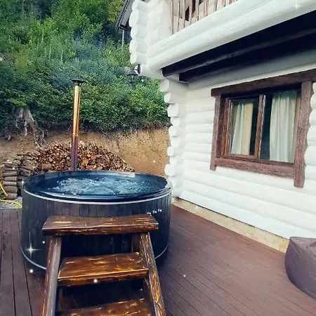 Гостевой дом Mountain White House гостинний двір 4*